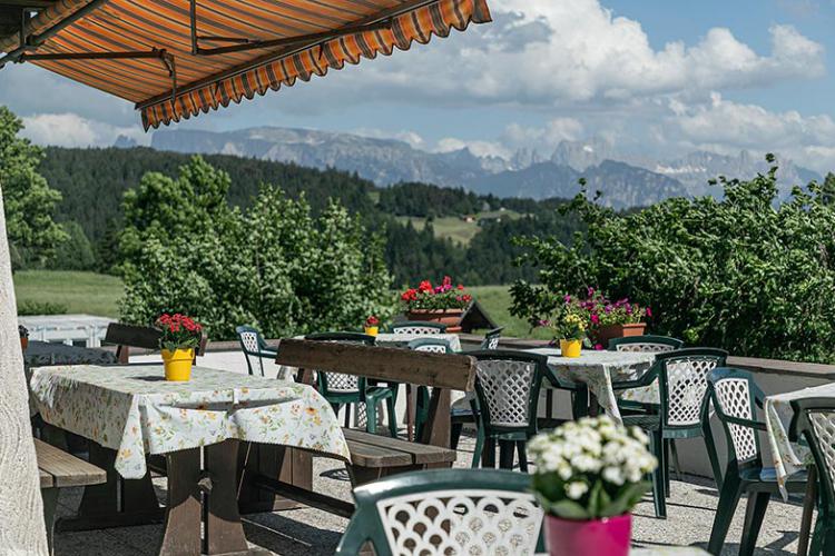 Terrazza soleggiata con vista sulle Dolomiti