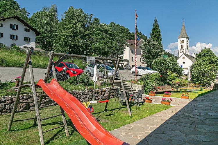 Parco-giochi per bambini davanti alla casa