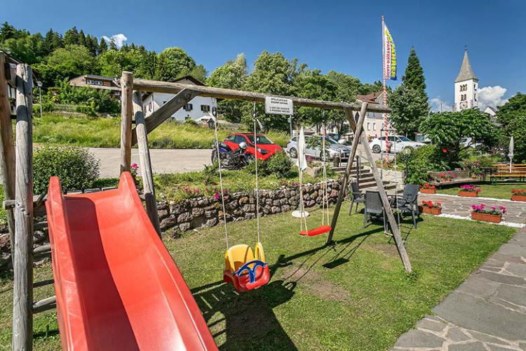 Parco-giochi per bambini presso la casa