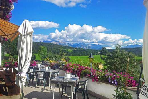 Sonnenterrasse mit Blick in die Dolomiten