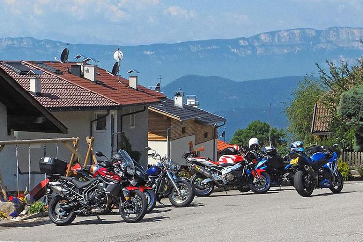 Pension für Motorradfahrer mit großem Parkplatz