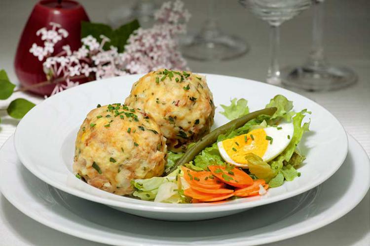 Speckknödel mit Salat