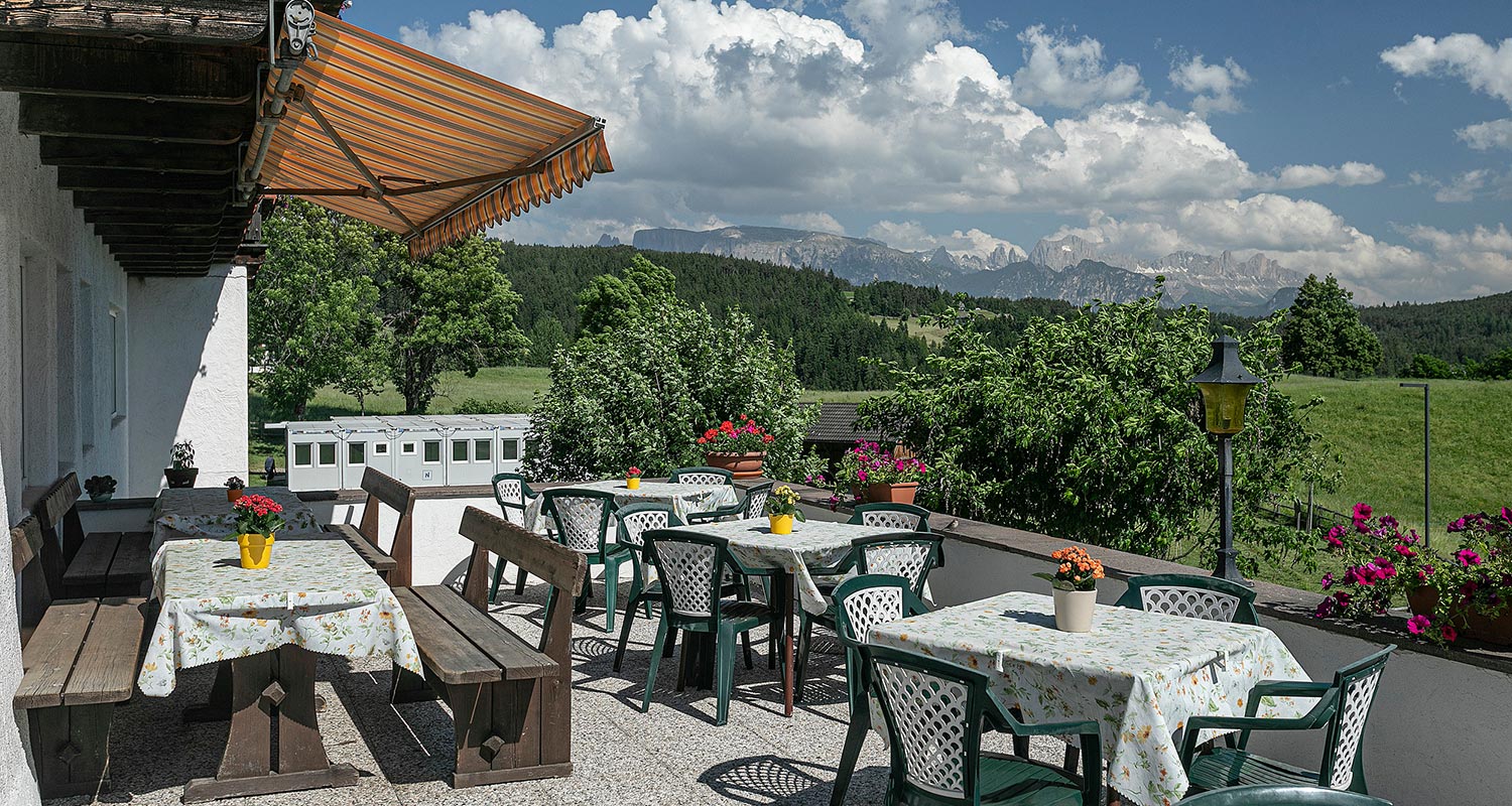 Terrazza soleggiata al Mesnerwirt ad Auna di Sopra